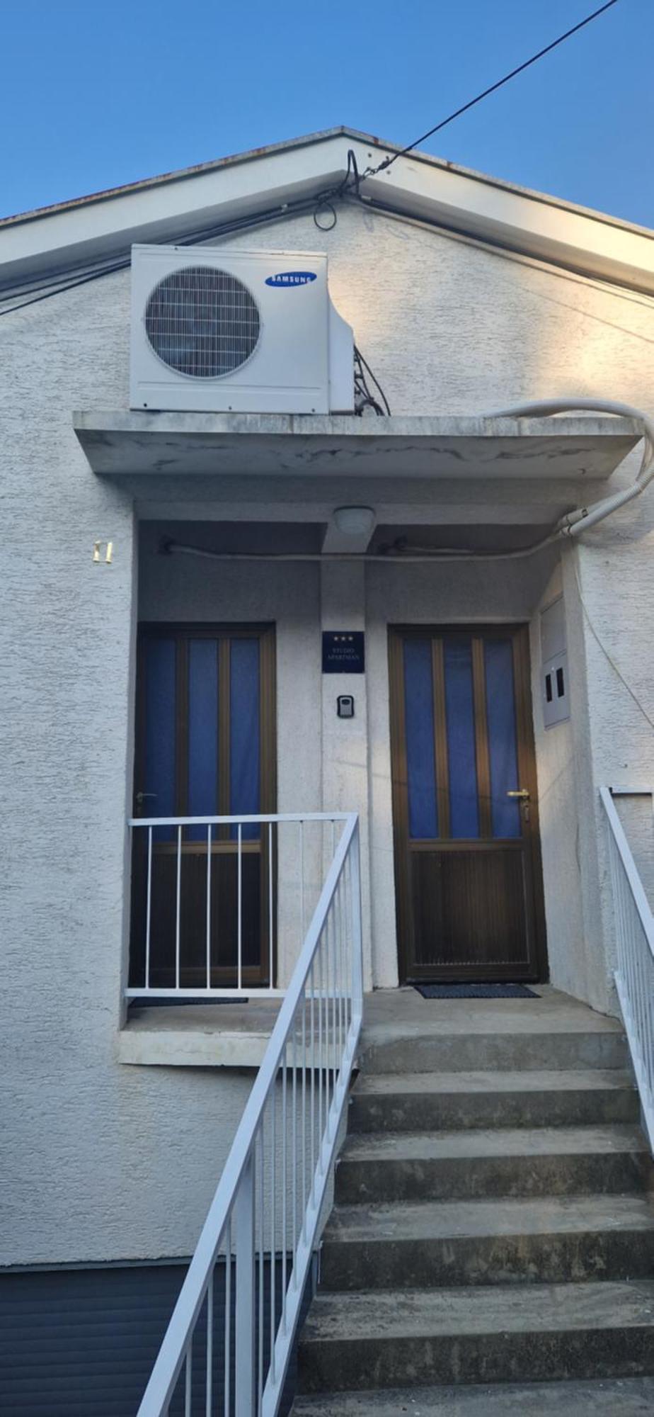 Blue Lagoon Studio Apartments Клек Экстерьер фото
